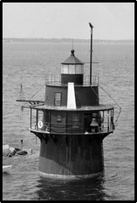 Round caisson/sparkplug light (Duxbury, MA)